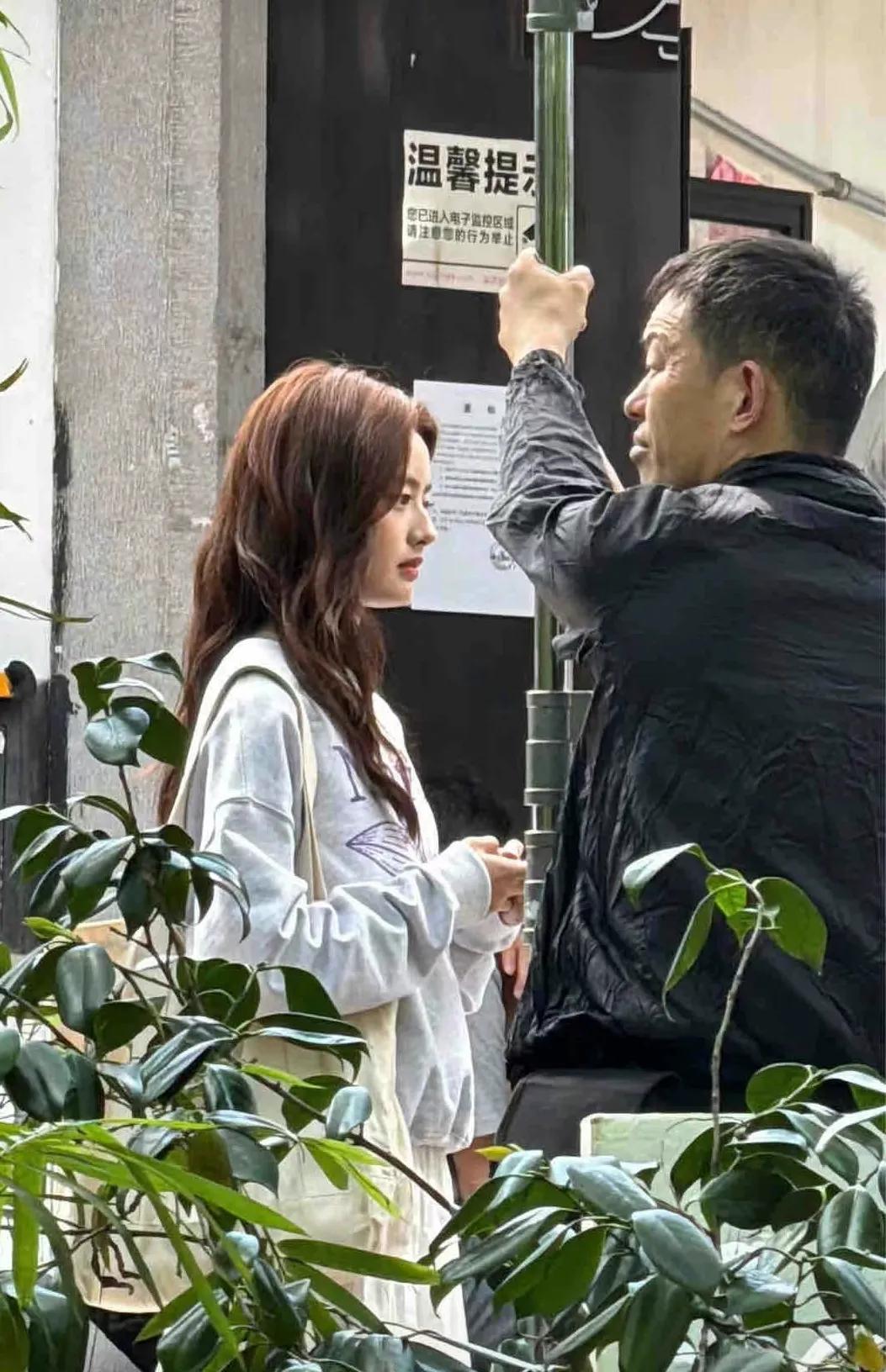 杭州偶遇剧组拍戏
看到了女主角徐若晗
不愧是明星
侧脸好温柔好知性优雅
嘴巴确实