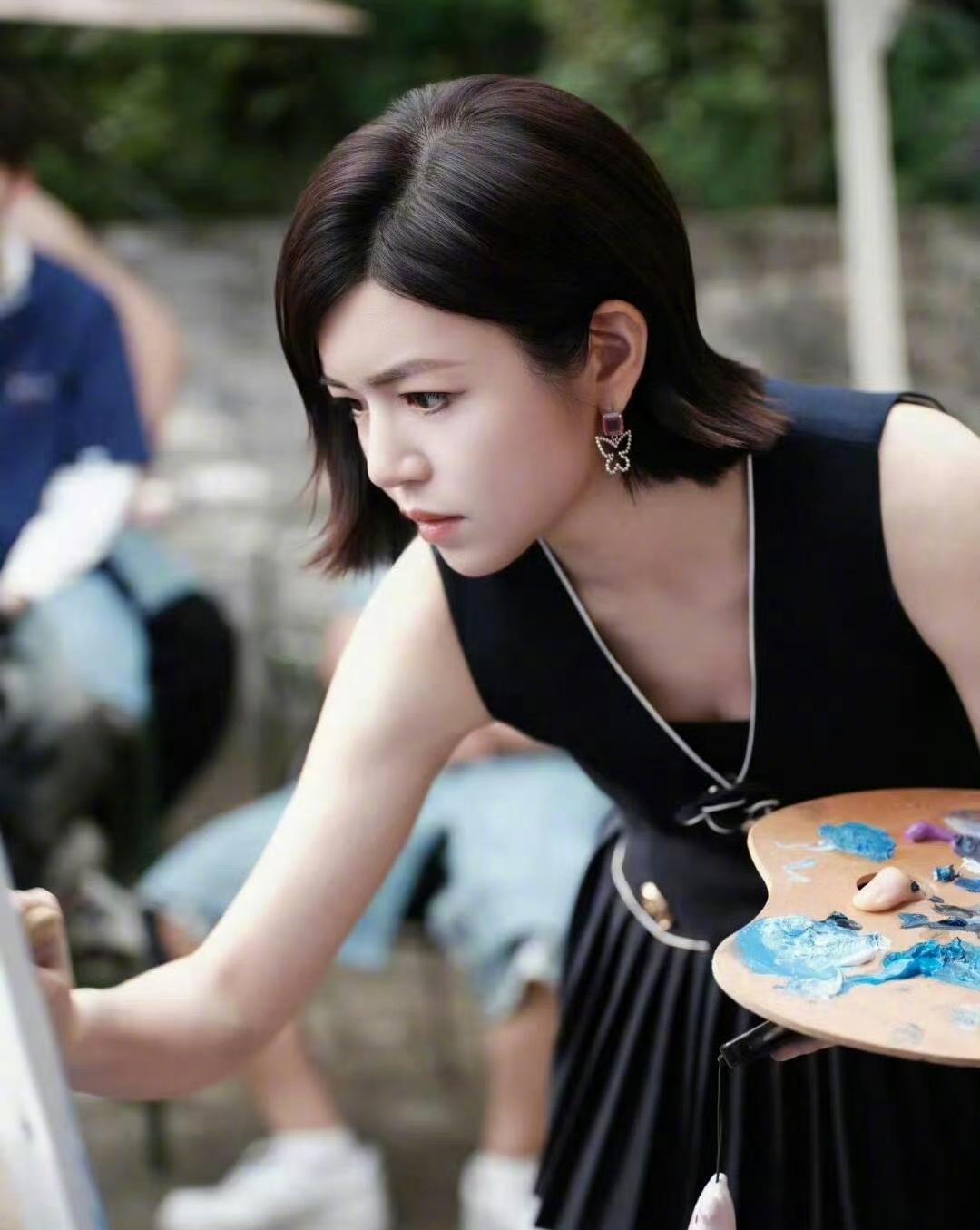 真的没见过这么用心又有才华的剧宣。

陈妍希亲自为剧中三对CP创作蝴蝶油画，根本