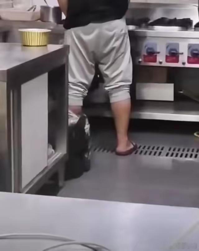 成都一火锅店员工在后厨小便属实 看到这样的事实在无语，但又无可奈何，总不能吃个饭
