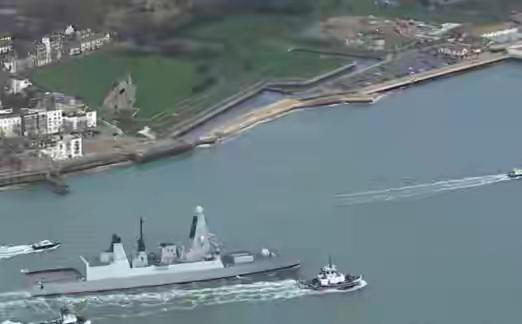 一艘防空驱逐舰，因为“没水”，进了港。

说的是“龙”号。45型四号舰，满载85