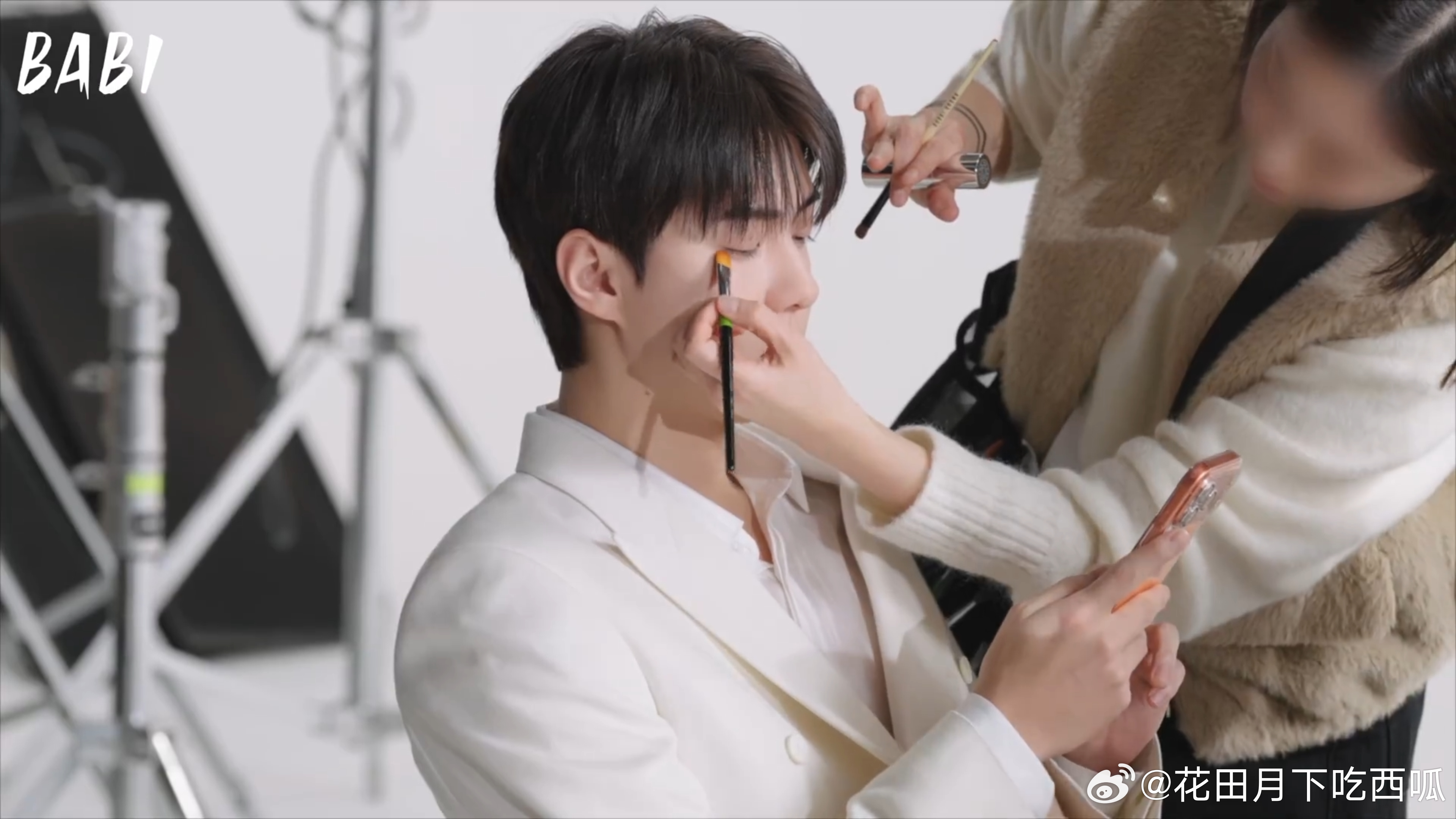 吴世勋别人家追星是攒钱买周边，BABI家追星是被品牌追着喂饭！十几个城市的大屏、