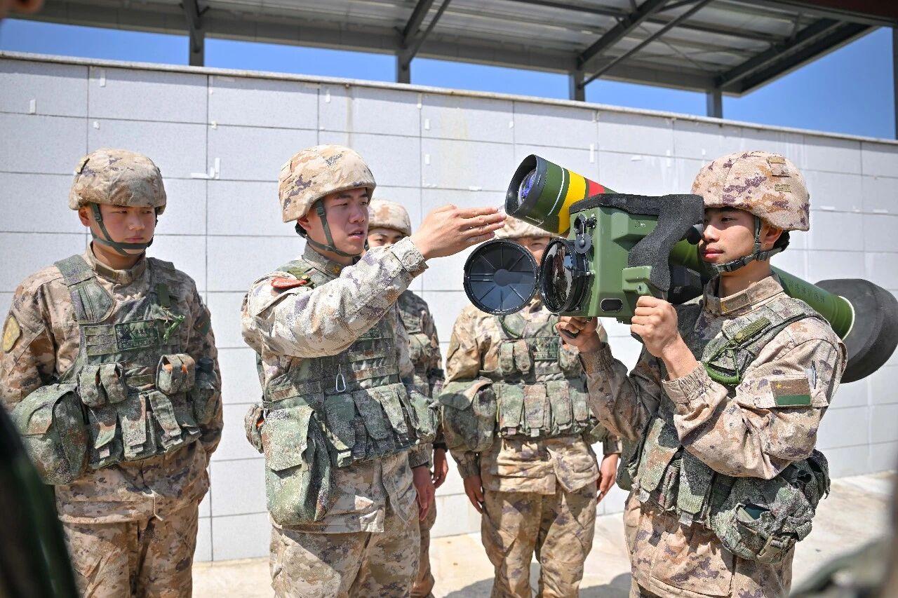 东部战区陆军在训练使用新型单兵反坦克导弹，这是和美帝标枪同样定位和类似技战指标的