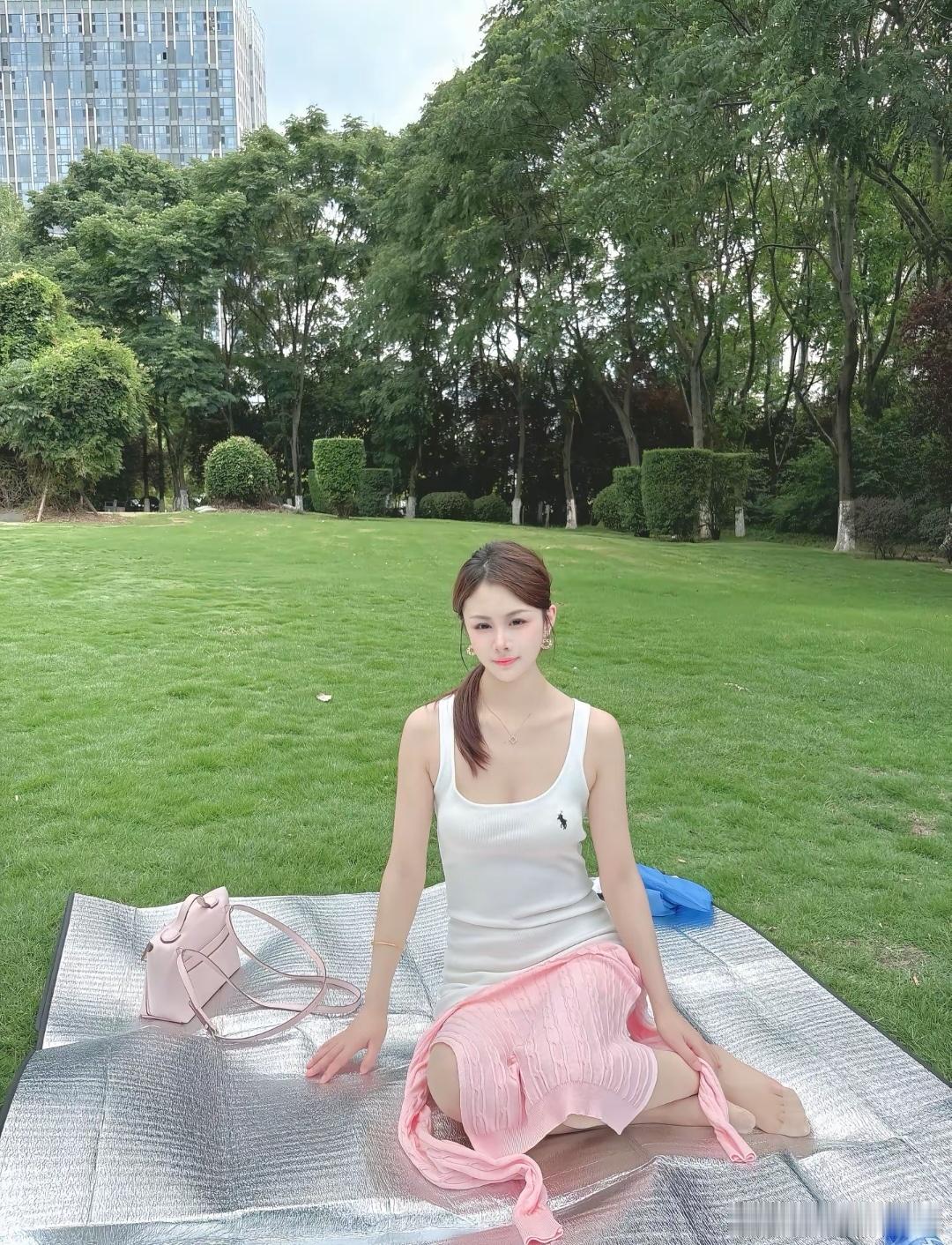 顶级街拍[超话] 野餐美女美女精彩人像[超话] ​​​