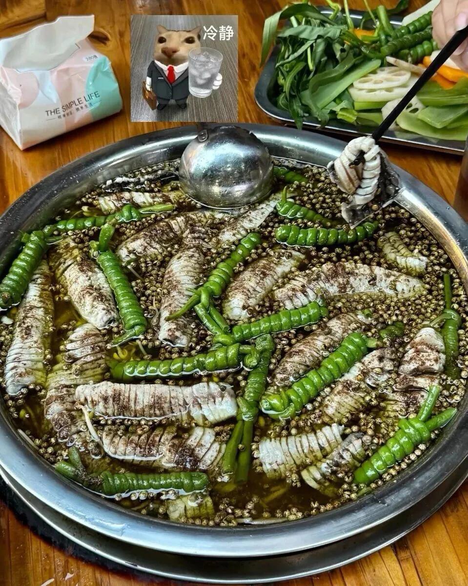 这道菜给我一千块我都下不了嘴
第一眼以为是大青虫炖大白虫，没想到是无刺鲫鱼青花椒