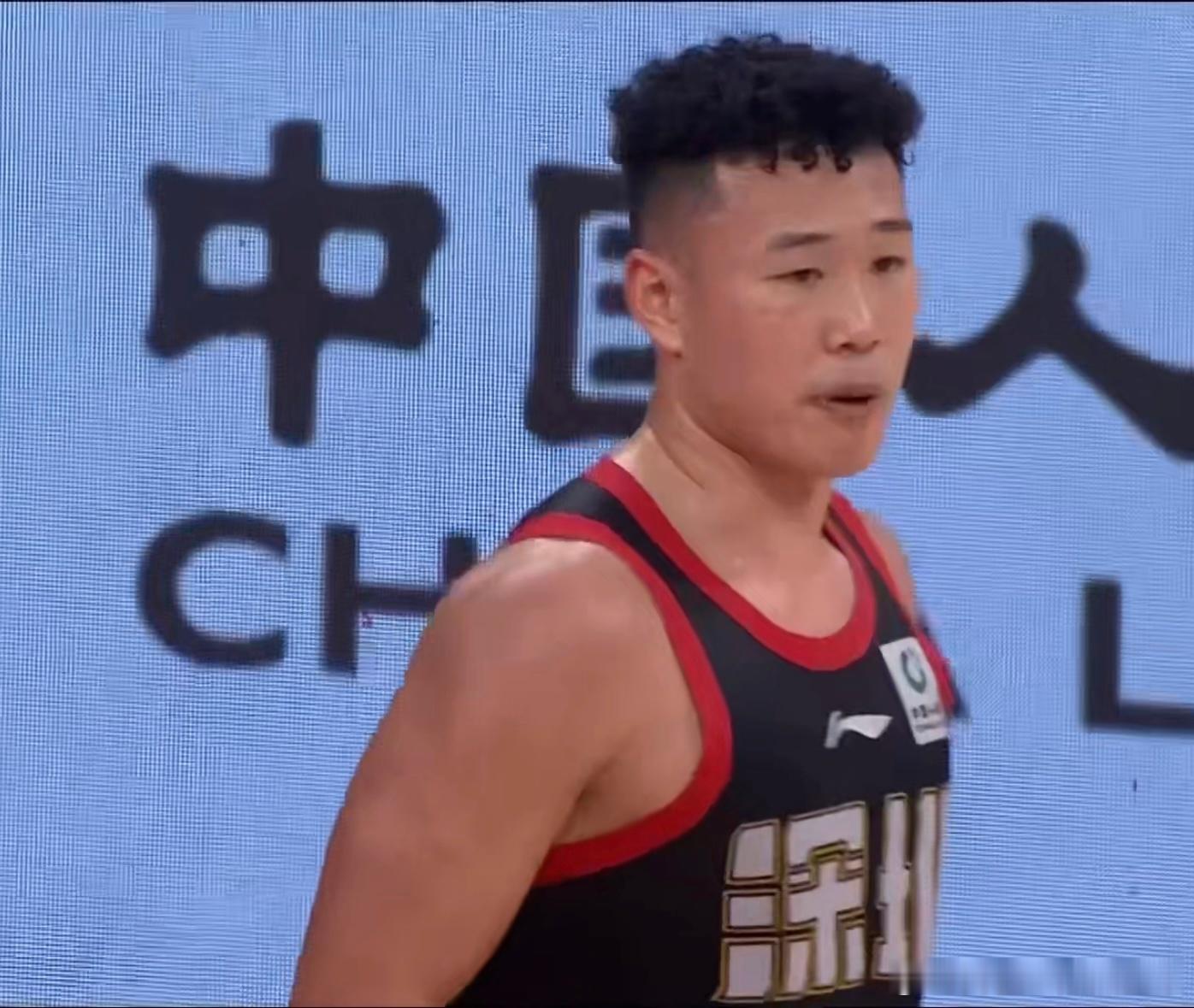 半场结束，深圳男篮58-47领先广州11分，这分差背后，是广州队防线被彻底撕碎的