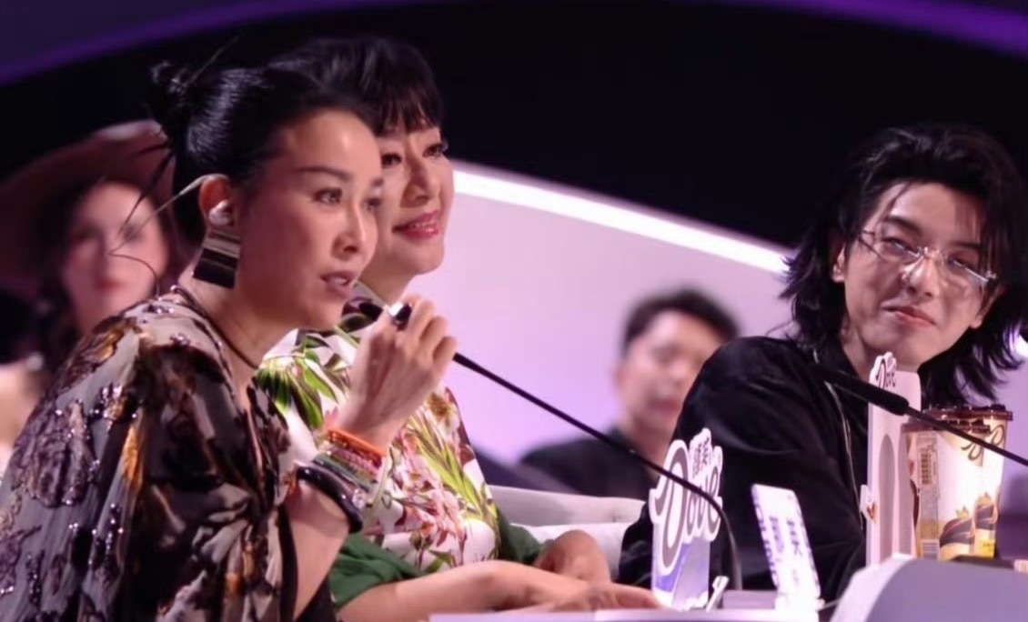 殷秀梅老师直接弃权放弃投票了，这位选手还真有点难评啊，其他两位也是对他的咬字有点