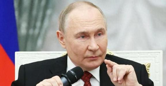 为什么说中国得防着点俄罗斯？说白了，普京今年72岁，这位掌舵俄罗斯25年的硬汉终