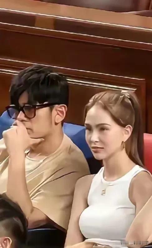 总觉得天王嫂哪里不对劲？
你有没有这个感觉呢？
天王周杰伦和天王嫂昆凌又撒狗粮了