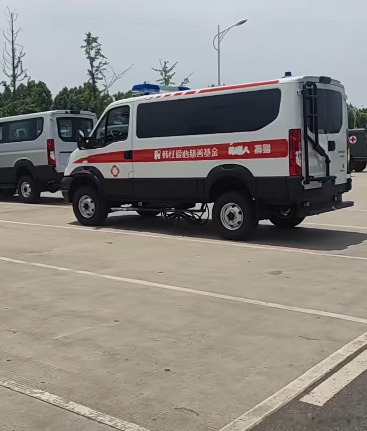 寰宇特车报告真正做慈善的韩红，欧霸救护车，藏区牧区边境地区专用，全时四驱三把锁强