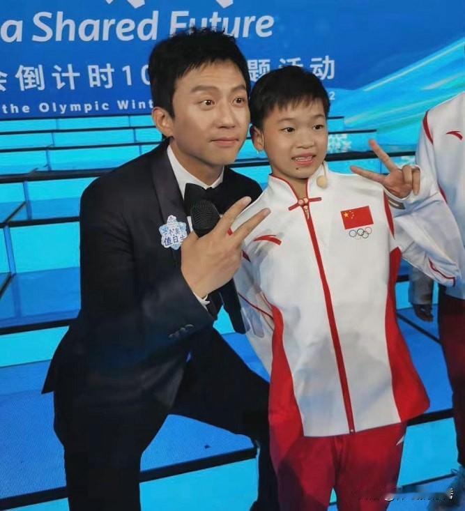 那年全红婵很可爱，邓超一如既往的逗比，他们做着一样的手势动作合影了。