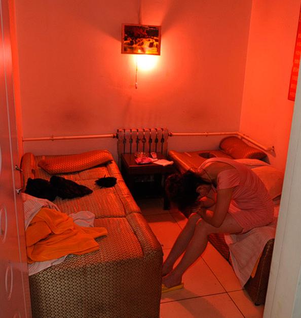 广东韶关，一男子刚从发廊内出来，就被警方认定为嫖娼，尾随在后。男子慌不择路，试图