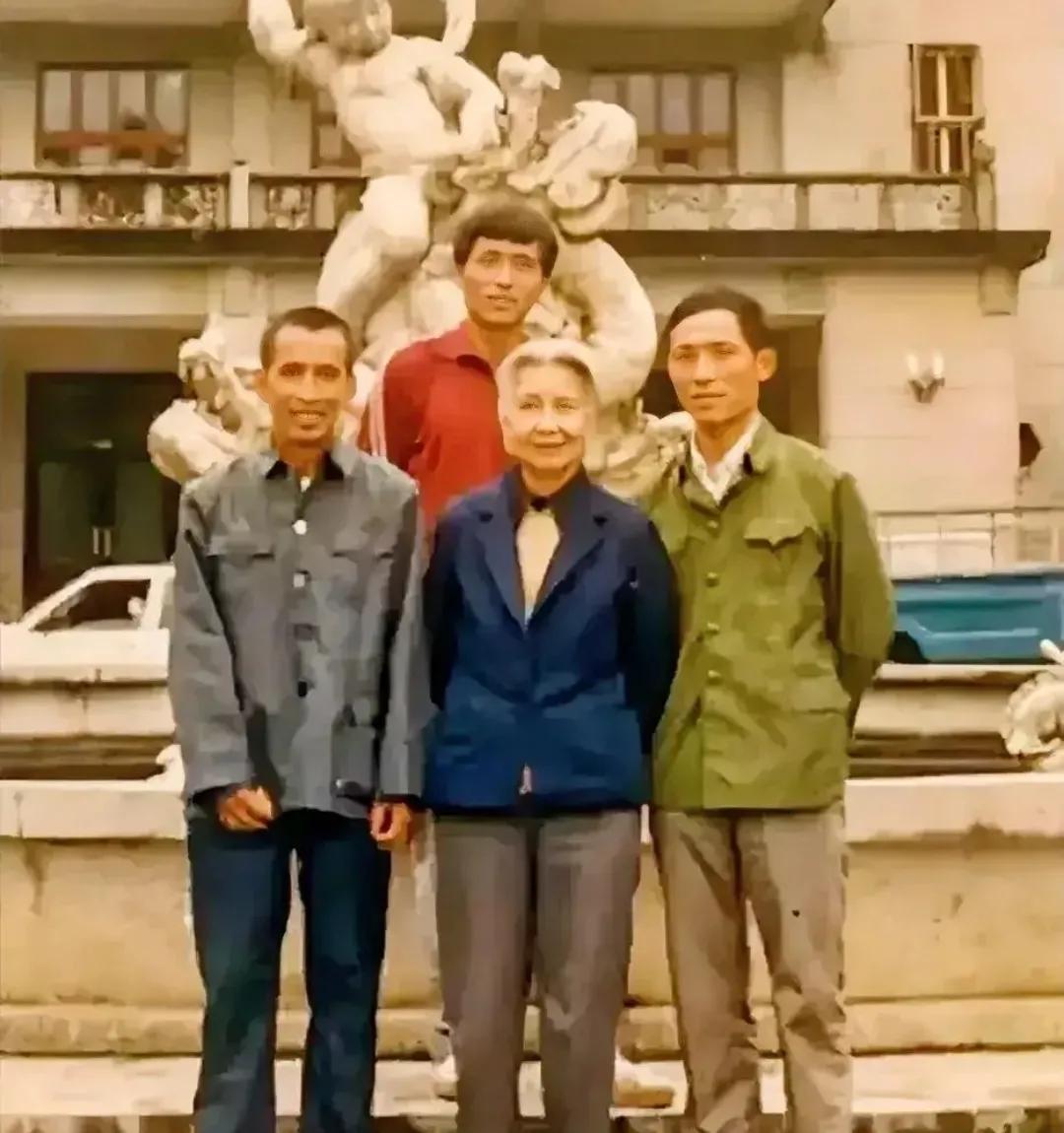 1987年，曾志与大儿子石来发，以及孙辈们留下了一张珍贵的合影，很多人不知道的是