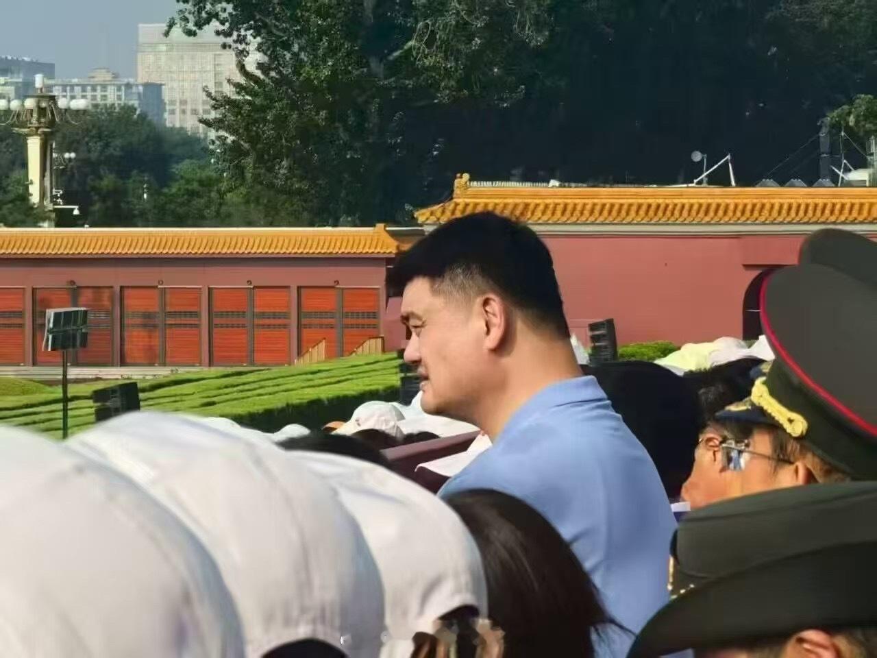 一眼就认出了你[二哈][二哈][二哈]九三盛大阅兵姚明现场观礼九三阅兵仪式 ​​