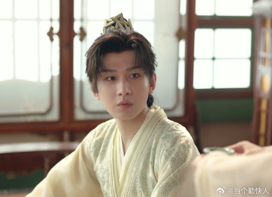 去看了两集赴山海，感觉不是导演问题，而是服化道、编剧和演员问题，成毅的头套好别扭