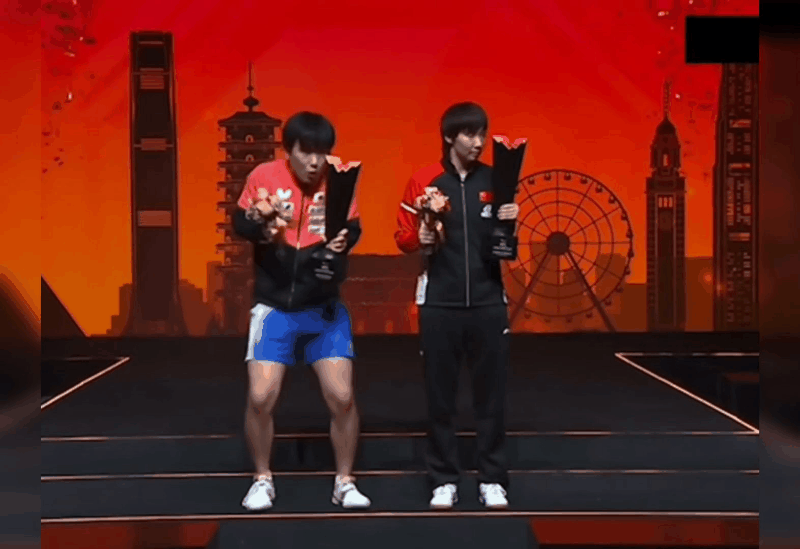 太搞笑了，这个张本智和
颁奖典礼上，张本智和上台和女单冠军王曼昱一起合照。
他拿