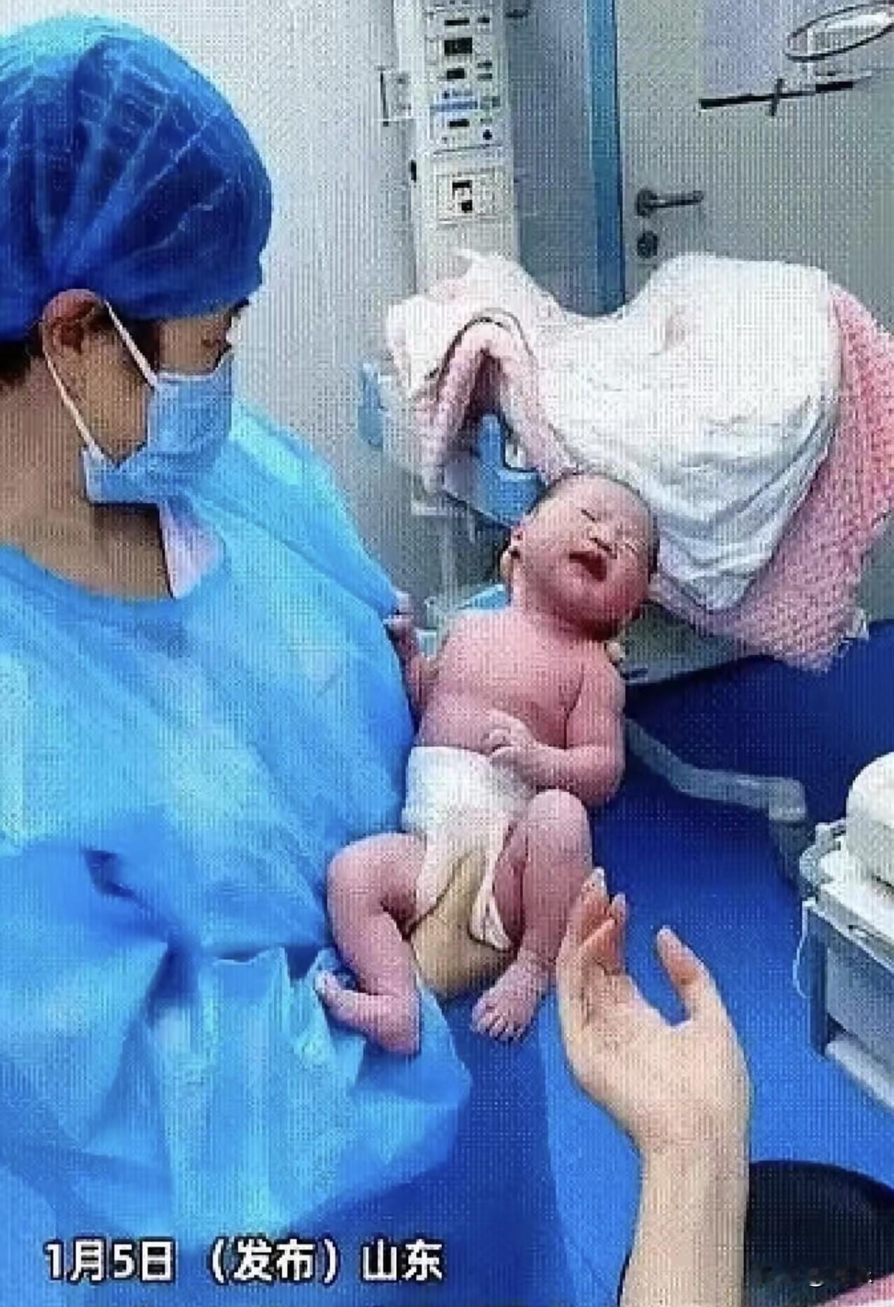 山东护士刚接完生，对着男婴轻轻一句“跟妈妈打个招呼”，小家伙居然伸手抓住她衣角，