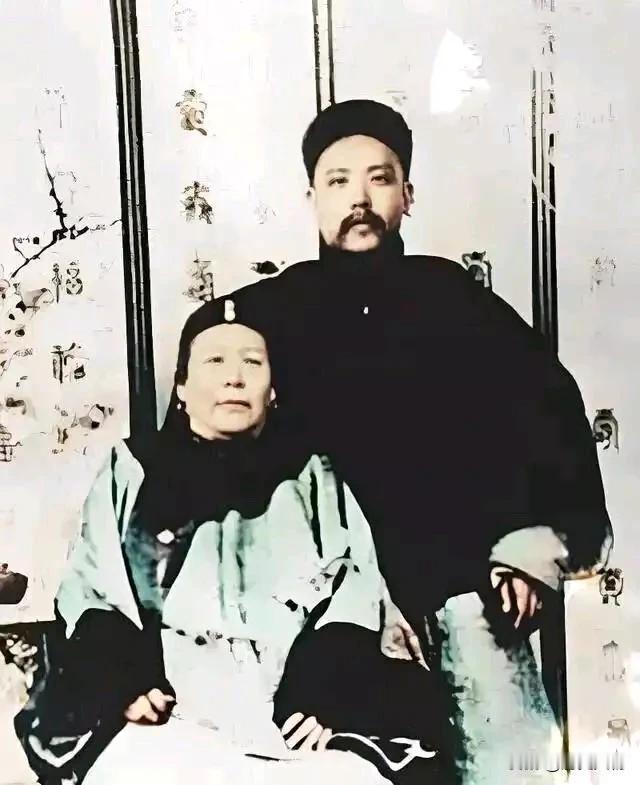 袁世凯的姨太太们。
袁世凯的妻妾群体，堪称民国豪门的微观缩影，其复杂的家庭结构和