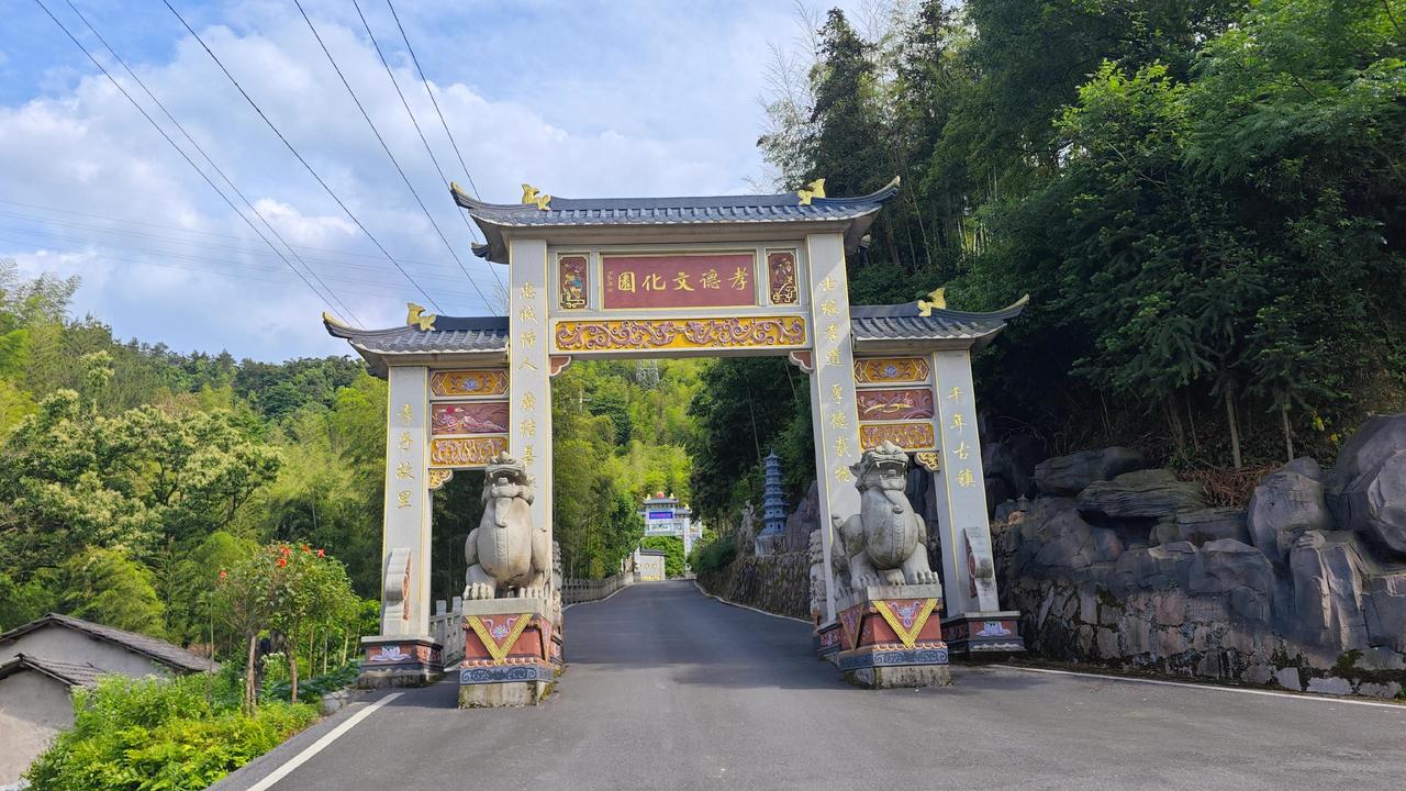 来到安吉孝德文化园，本只是顺路逛逛，没料到一脚踏进，就被这片浸润着温情与古韵的天