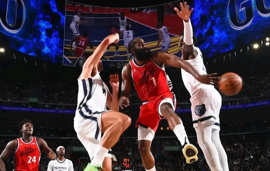 哈登叉腰站在中圈，防守人却退到了罚球线。
 
你发现了吗？顶级球员的无球，是让防