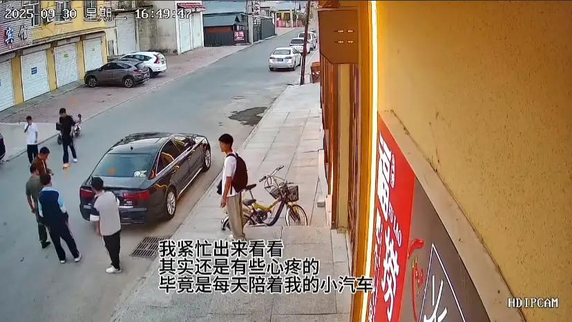 黑龙江icon哈尔滨icon，男孩骑车不小心蹭到路旁停着的轿车，男孩和几个同伴经