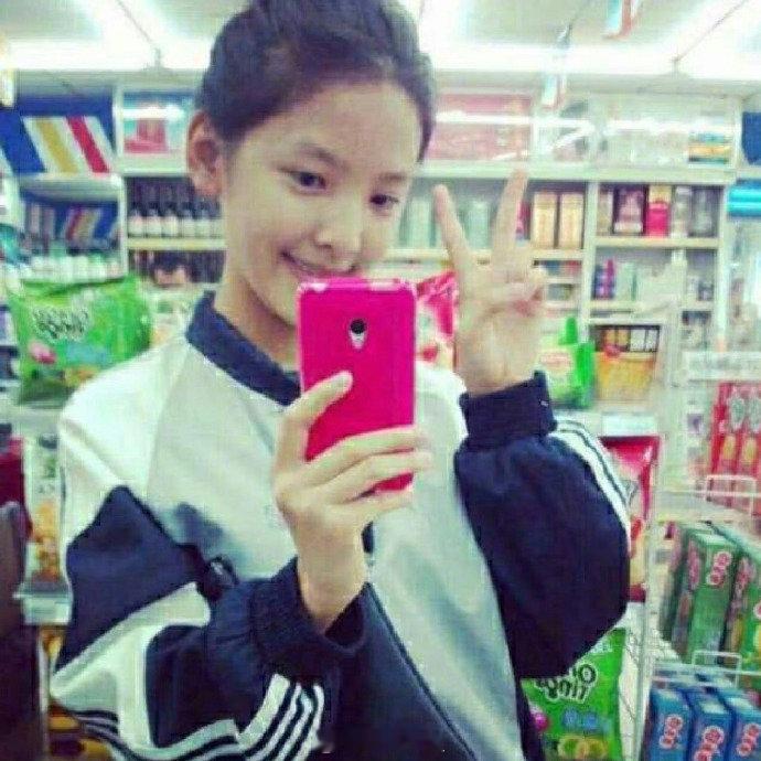#章若楠古早校服照# 考古章若楠古早照片，真的是灵气小白花，非过没丑过 ​ ​​