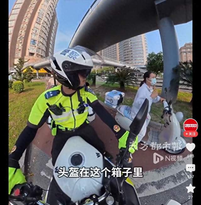交警提醒女子戴头盔：前面罚款嘞