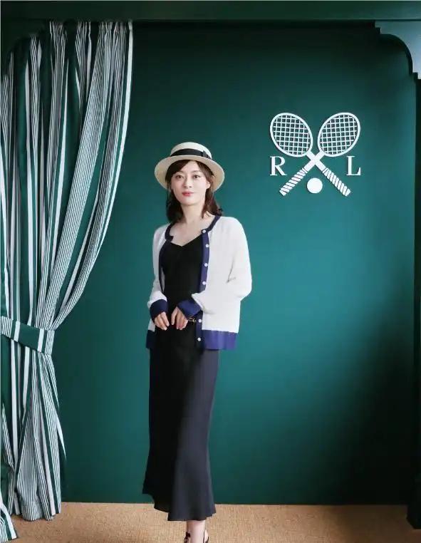 惊了！孙俪在英国竟换风格，白针织搭黑裙超显贵气，女人打扮果然不一样