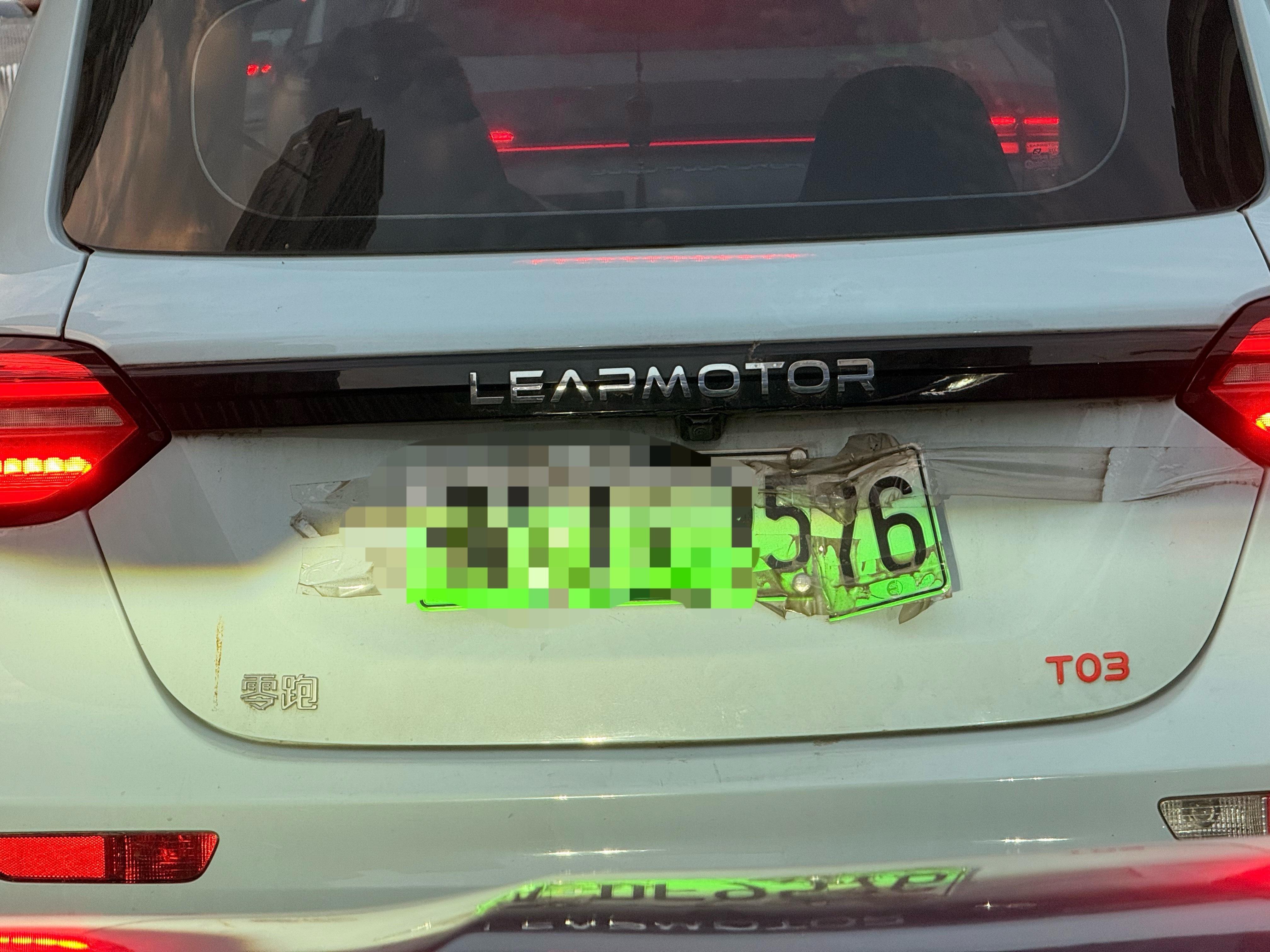 我想知道它是如何在后尾箱盖完好无损的情况下牌照裂成这样的