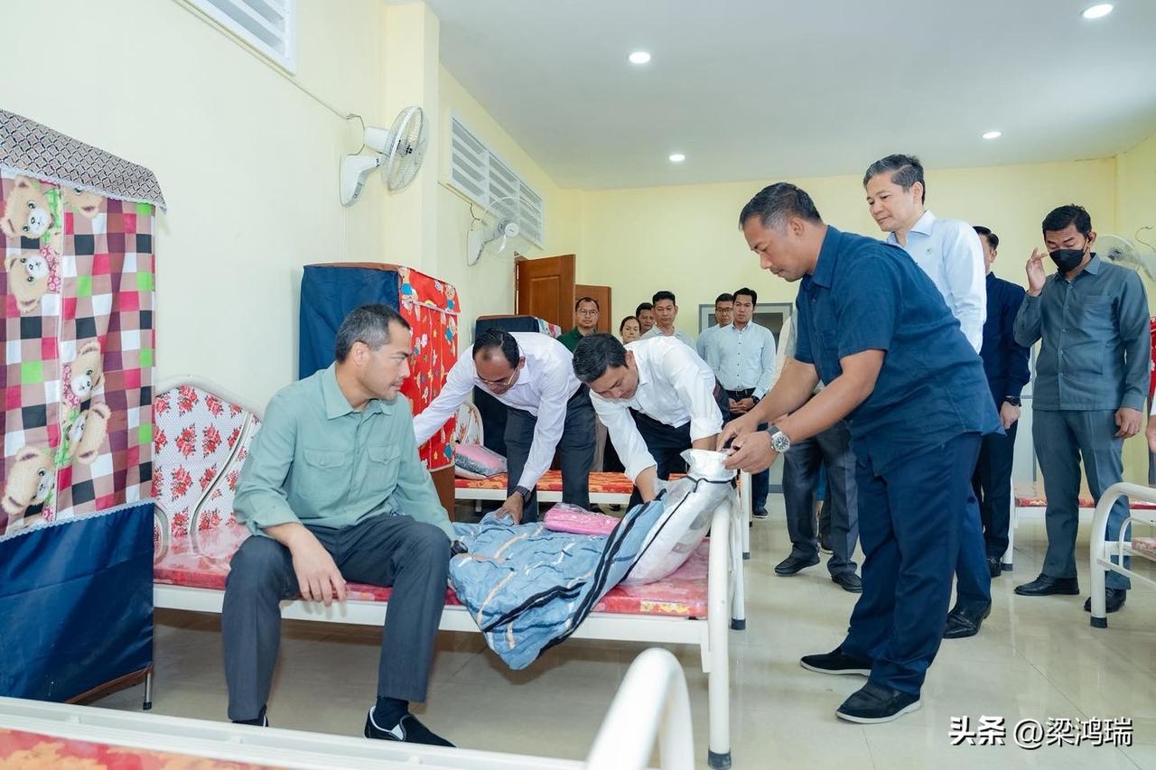 柬埔寨已准备好床位，接收美国遣返的1747名难民。

今天上午，柬埔寨社会事务部