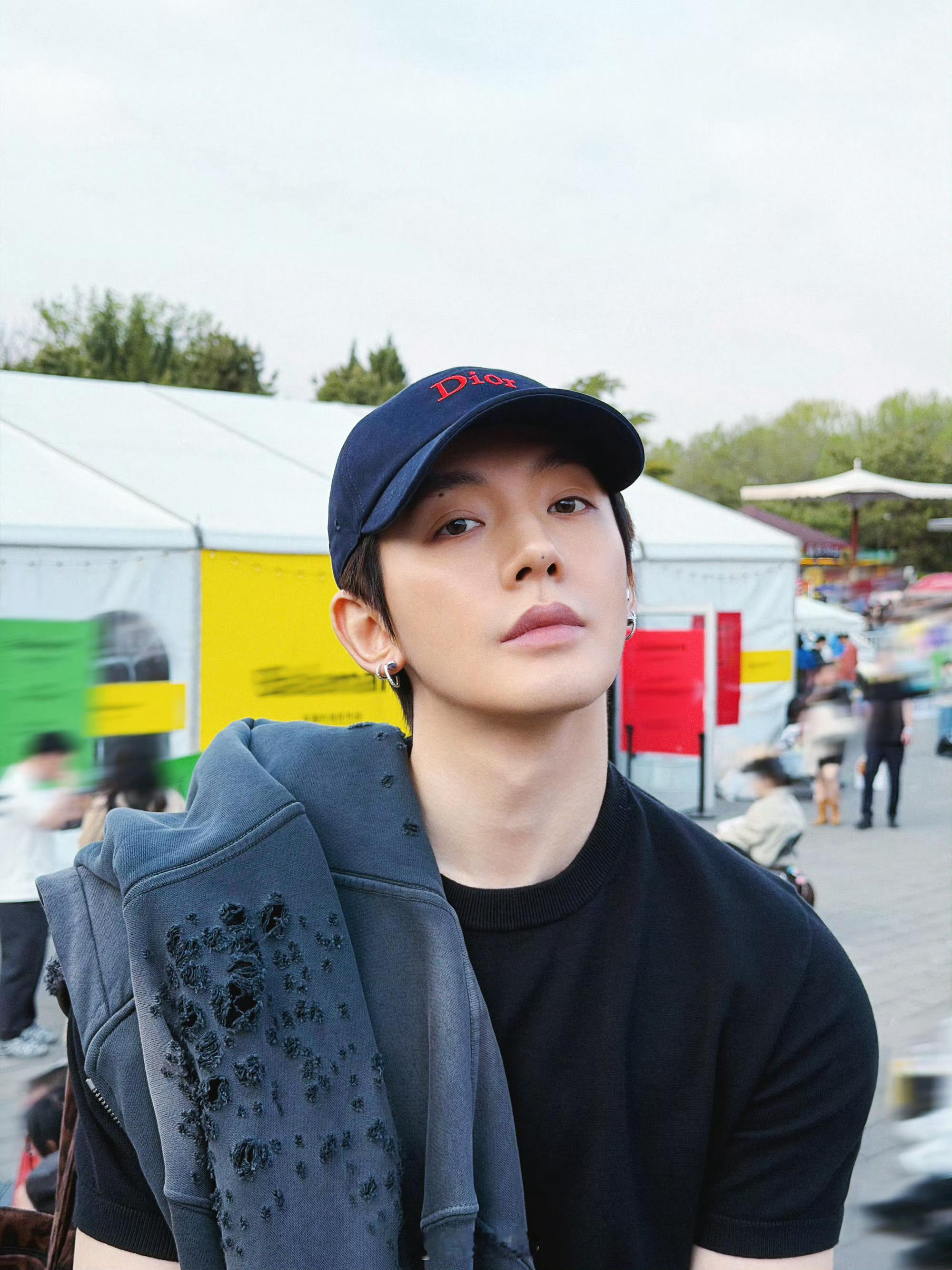 邓为更新，潮男的自信，简单穿穿就黑T也是帅气十足！！！