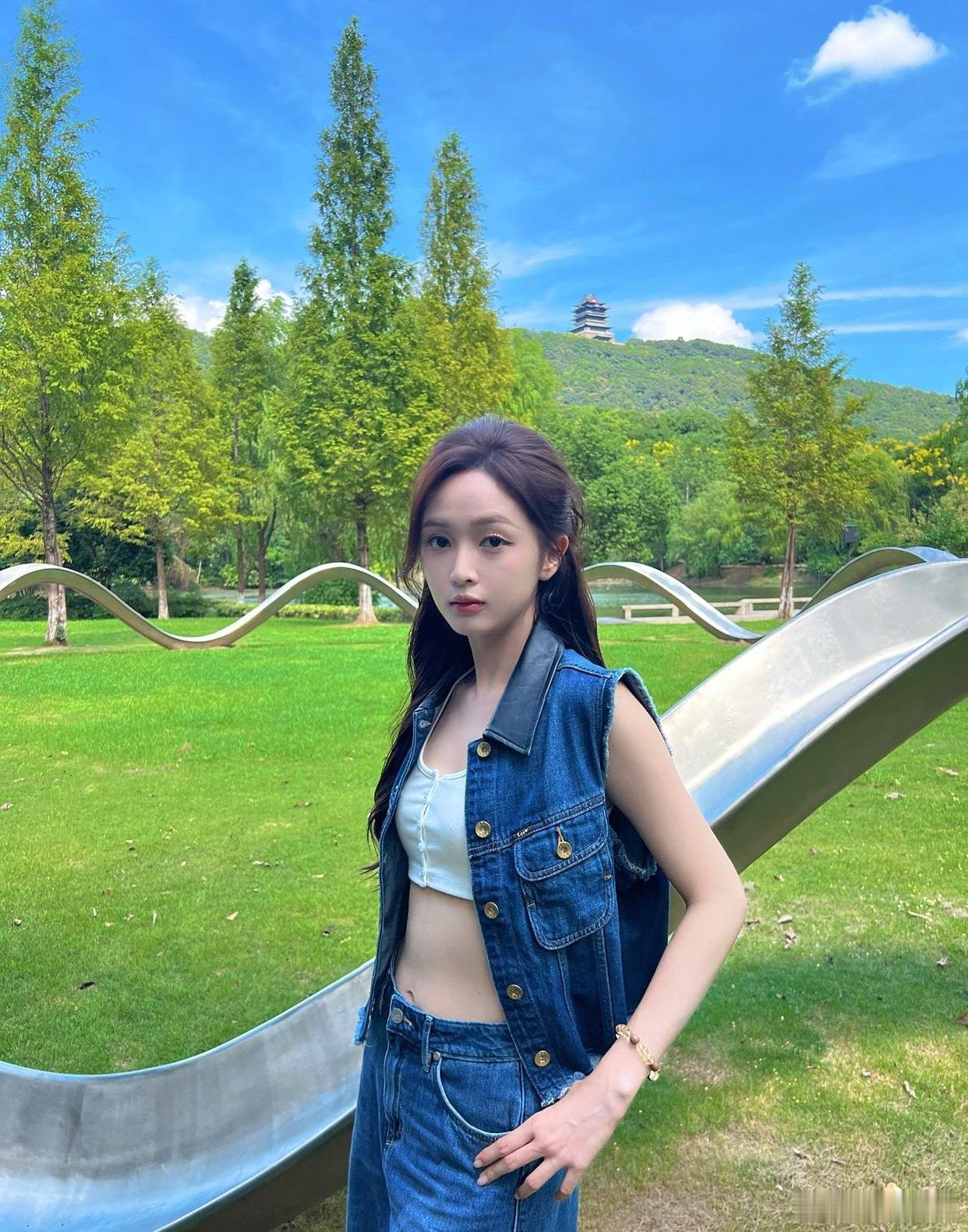 吴宣仪的小腹已经这么平坦了，还要刻意收腹，再这么收下去，连腹肌都要看不到了。 ​