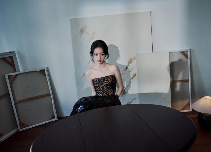 邓恩熙的金鸡奖造型一如既往地吸引眼球，镂空亮片裙搭配冷艳的垂发，她的每一步都透露