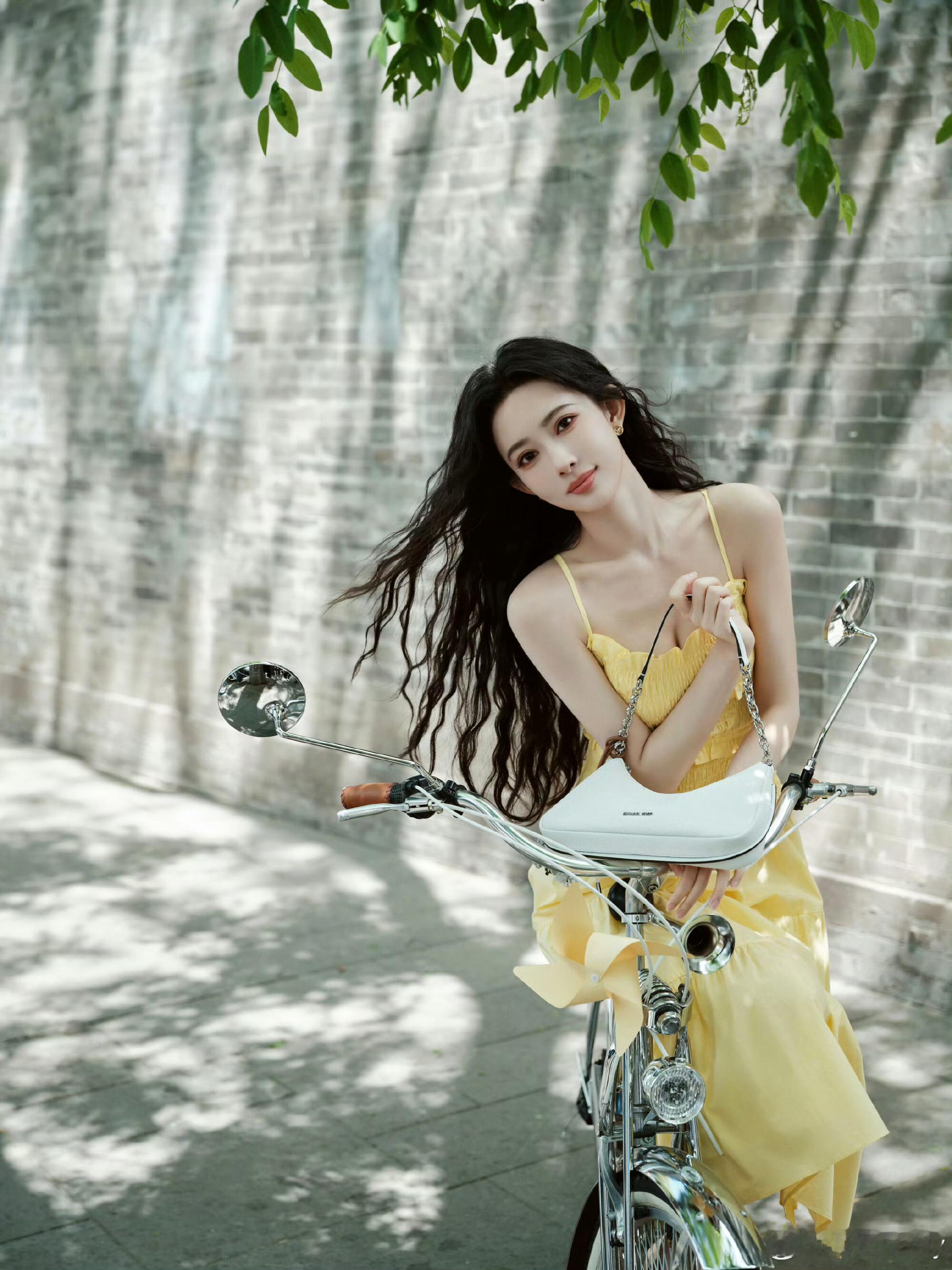 孟子义今日活动造型，好明媚的黄色啊孟子义这套嫩黄色吊带蛋糕裙我真的好喜欢啊褶皱收