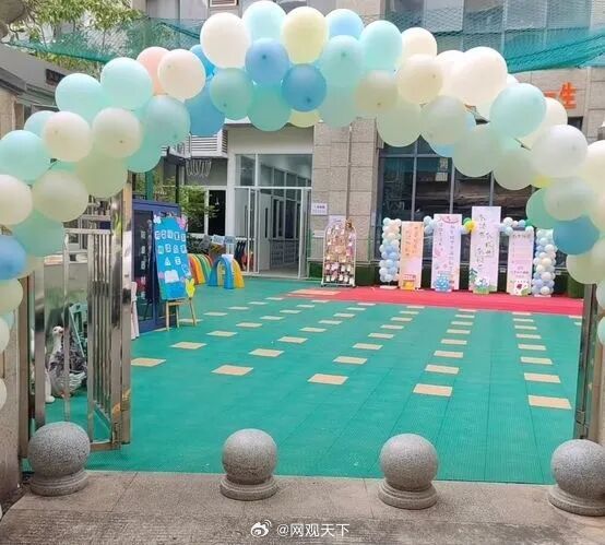 幼儿园毕业典礼卖门票每家庭150元【幼儿园回应毕业典礼门票1大1小150元：天气