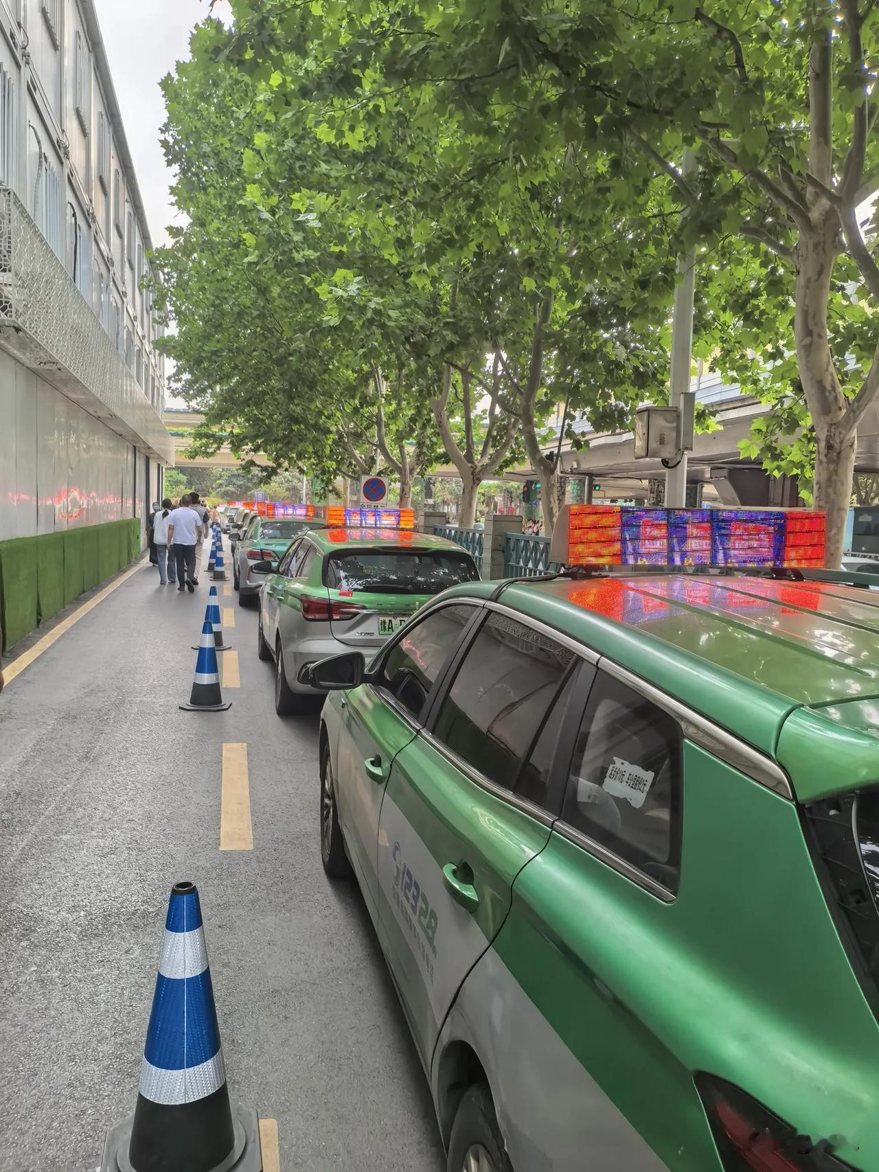 《出租车》
“别问我去哪，只要给钱，天涯海角我都敢拉；别问我累不累，为了生活，方