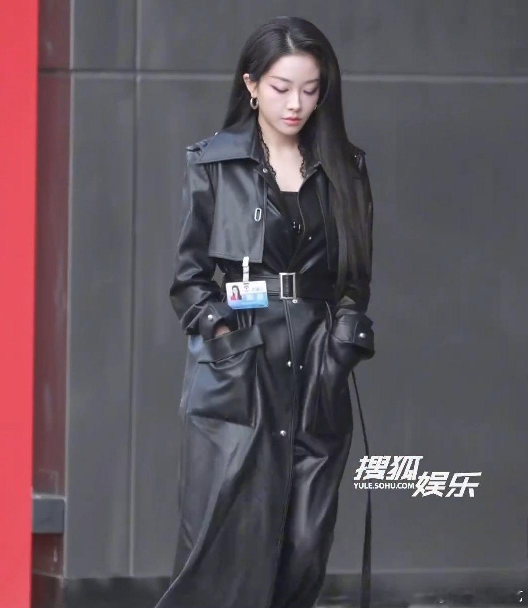 喻言黑丝皮大衣喻言打歌2025上班路透喻言打歌2025上班路透🈶，黑丝皮大衣也