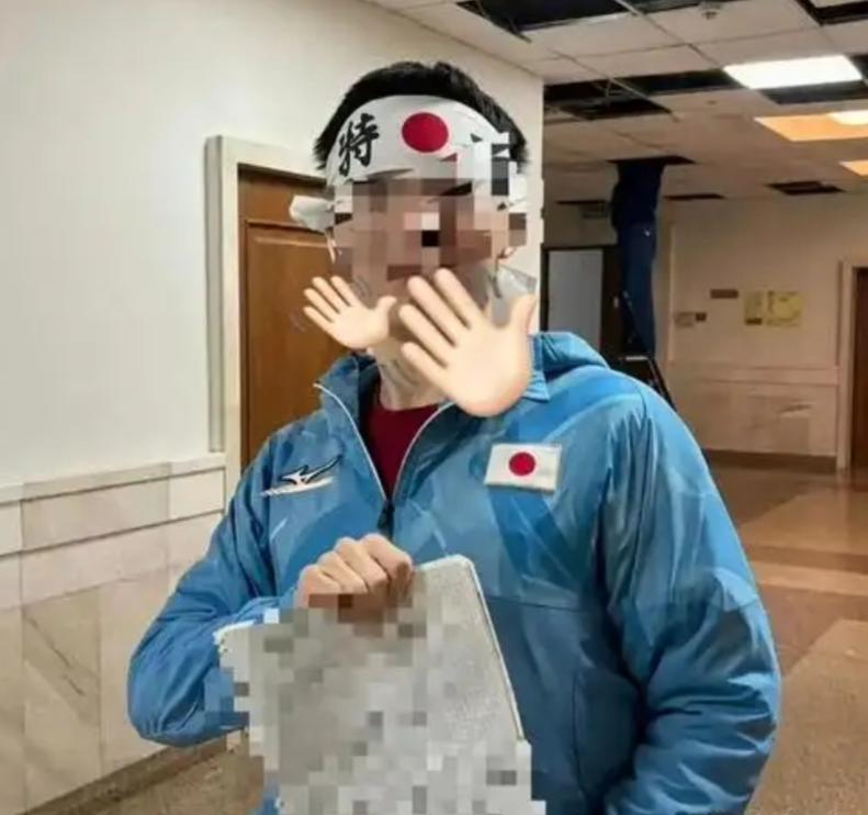 我好奇扒了扒那个在莫斯科大学课堂上披旭日旗的中国留学生家里是什么底细。
 
不扒