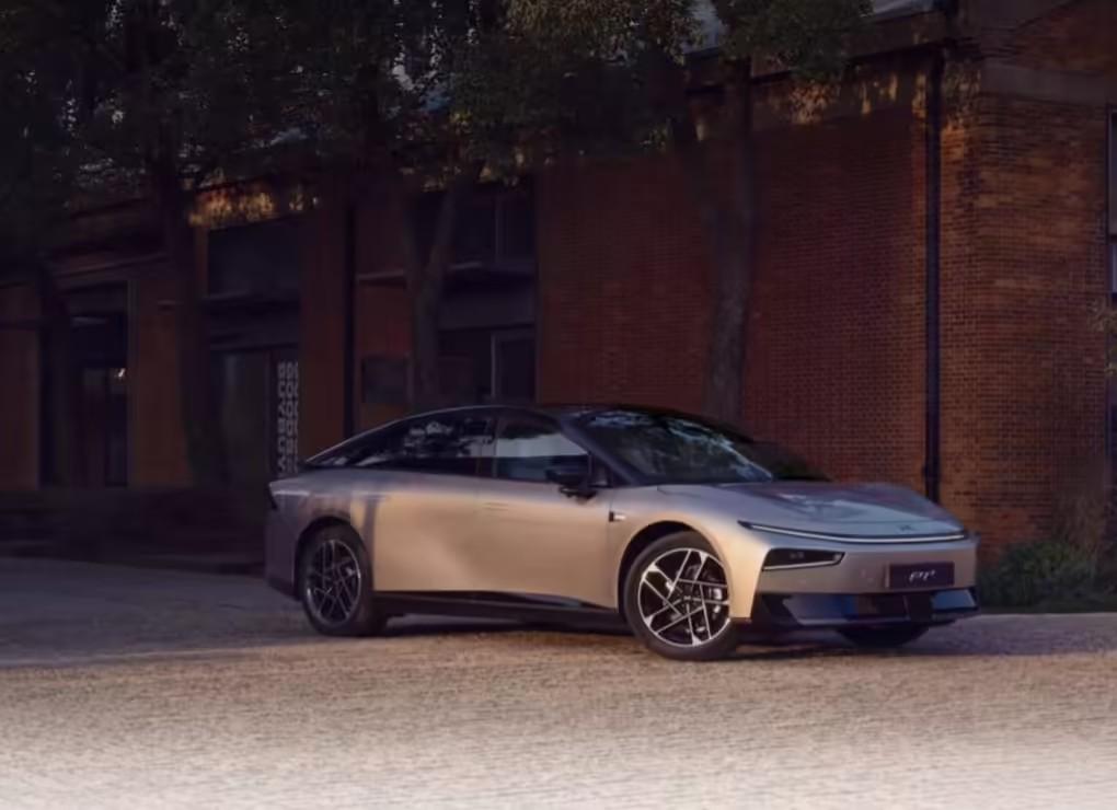 小鹏与大众这对“跨国 CP”最近的动态很有意思：一边在中国市场甜甜蜜蜜搞联合开发