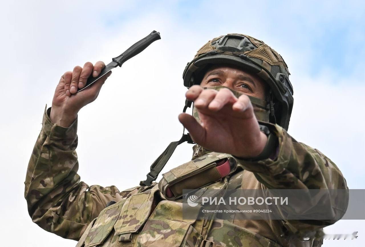 俄罗斯西部军区侦察兵在红利曼方向某地进行战斗协同训练（2）。

俄军士兵 俄罗斯