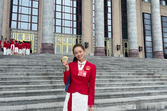 巴黎奥运会20公里竞走冠军杨家玉，这是什么神仙颜值，绝对的盛世美颜，配上这一身中