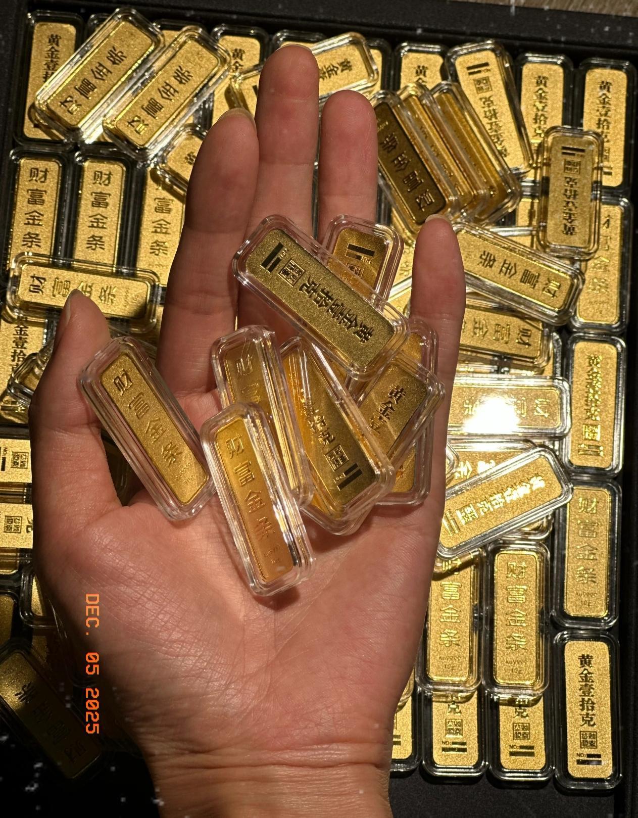 这金价真是越来越看不懂了。

身边一个朋友，前年置办的金条，

一公斤，当时花了