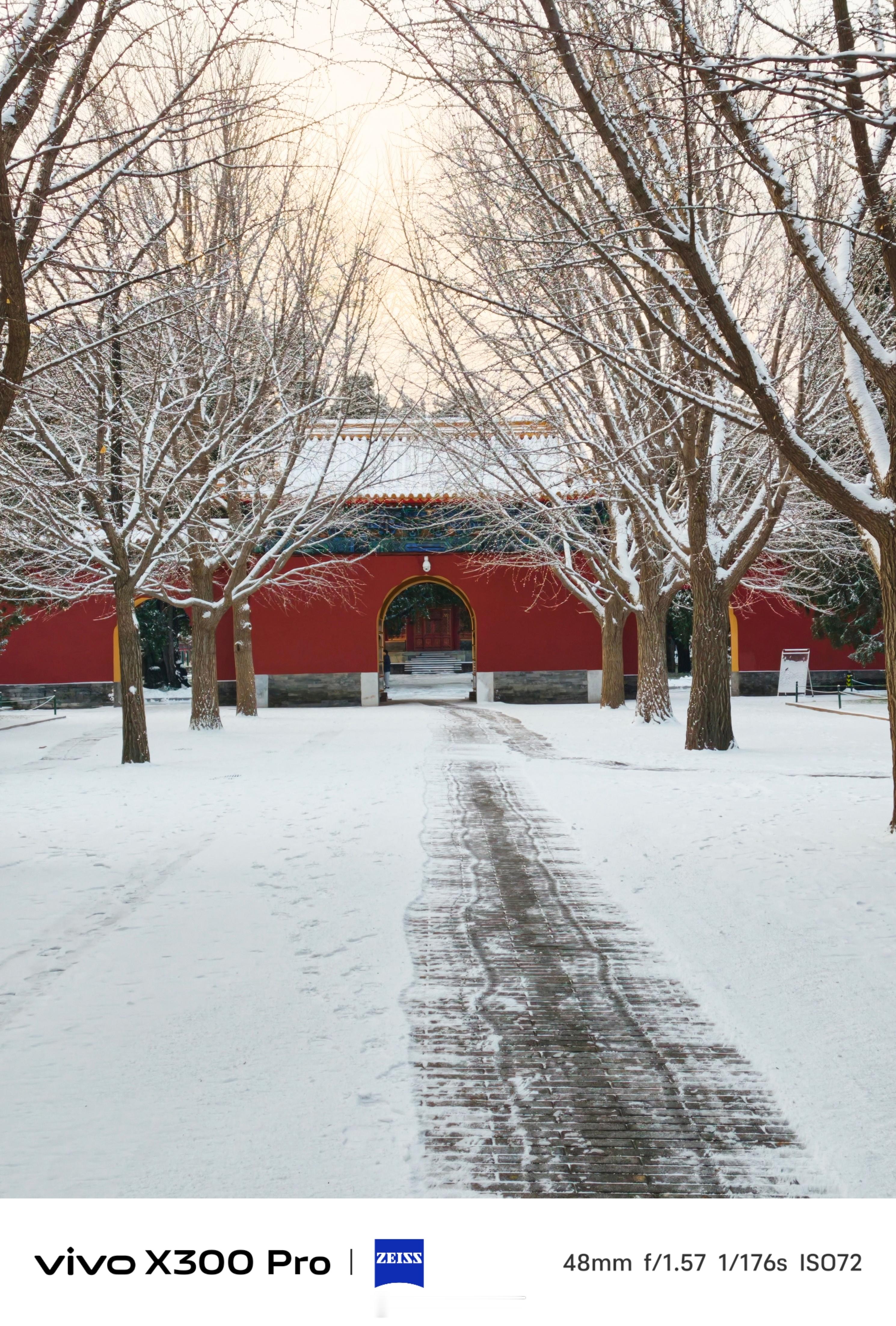 《雪后的中山公园》北京初雪过后，第二天清晨再去中山公园。古建和树木被白雪覆盖，仿