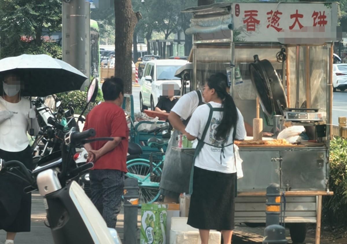 买葱油饼居然不用付钱就可以直接拿走开吃了吗？

郑州街头早8点，在一个葱油饼摊前