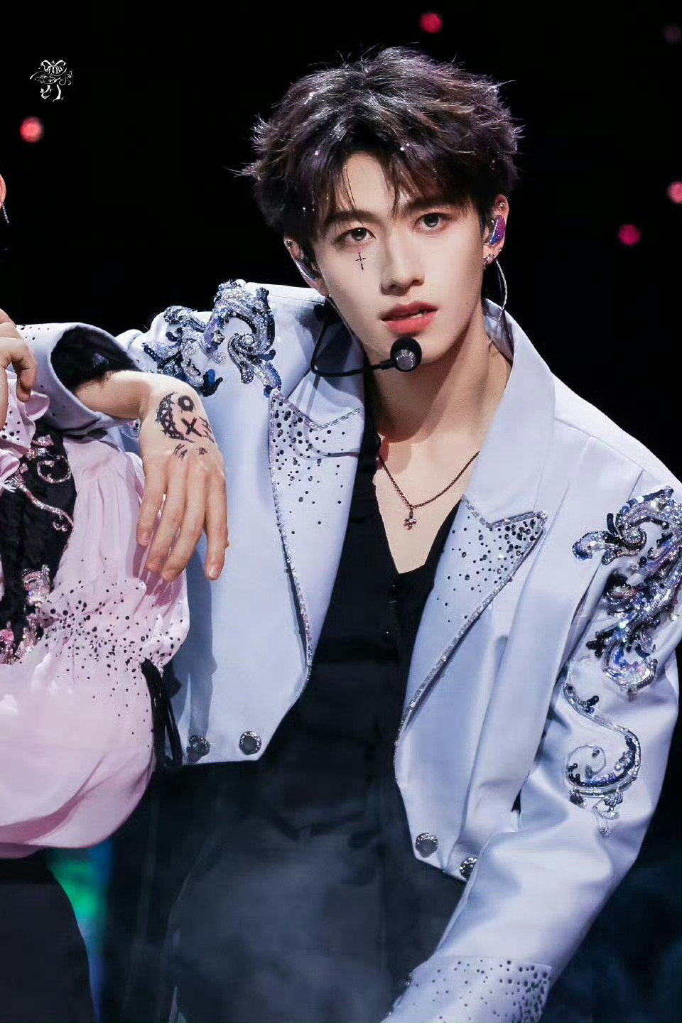 朱志鑫单手转椅子朱志鑫单手转椅子，帅爆了