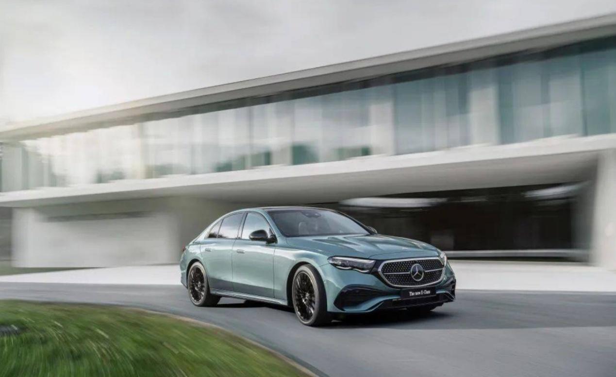 【车视头条】4月25日，全新梅赛德斯-奔驰E级车全球首发，新车车身尺寸为4949