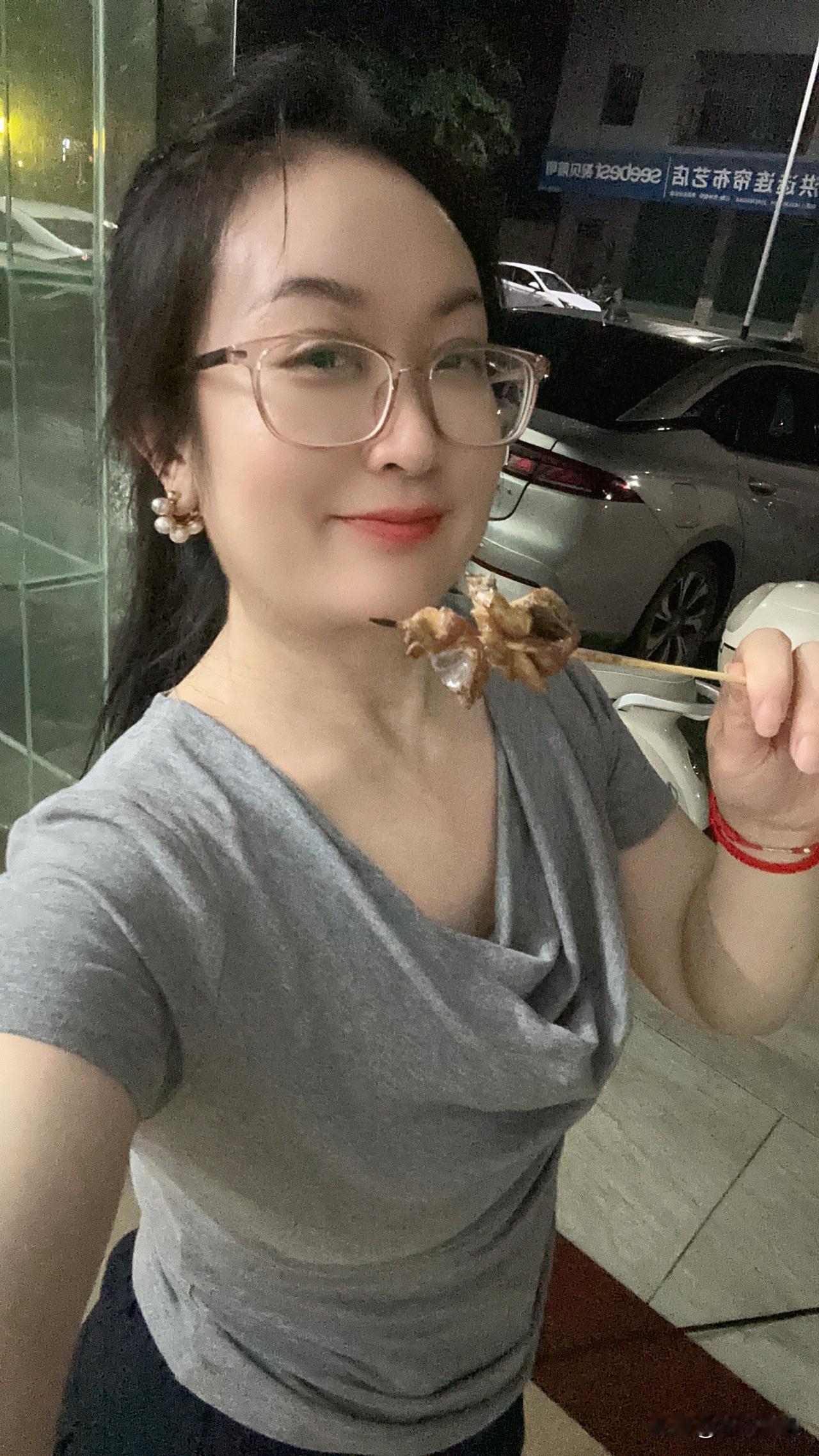 我觉得这样烧烤应该是最健康的吃法[星星眼]，头一次这样吃烧烤，那么靓的自家养的走