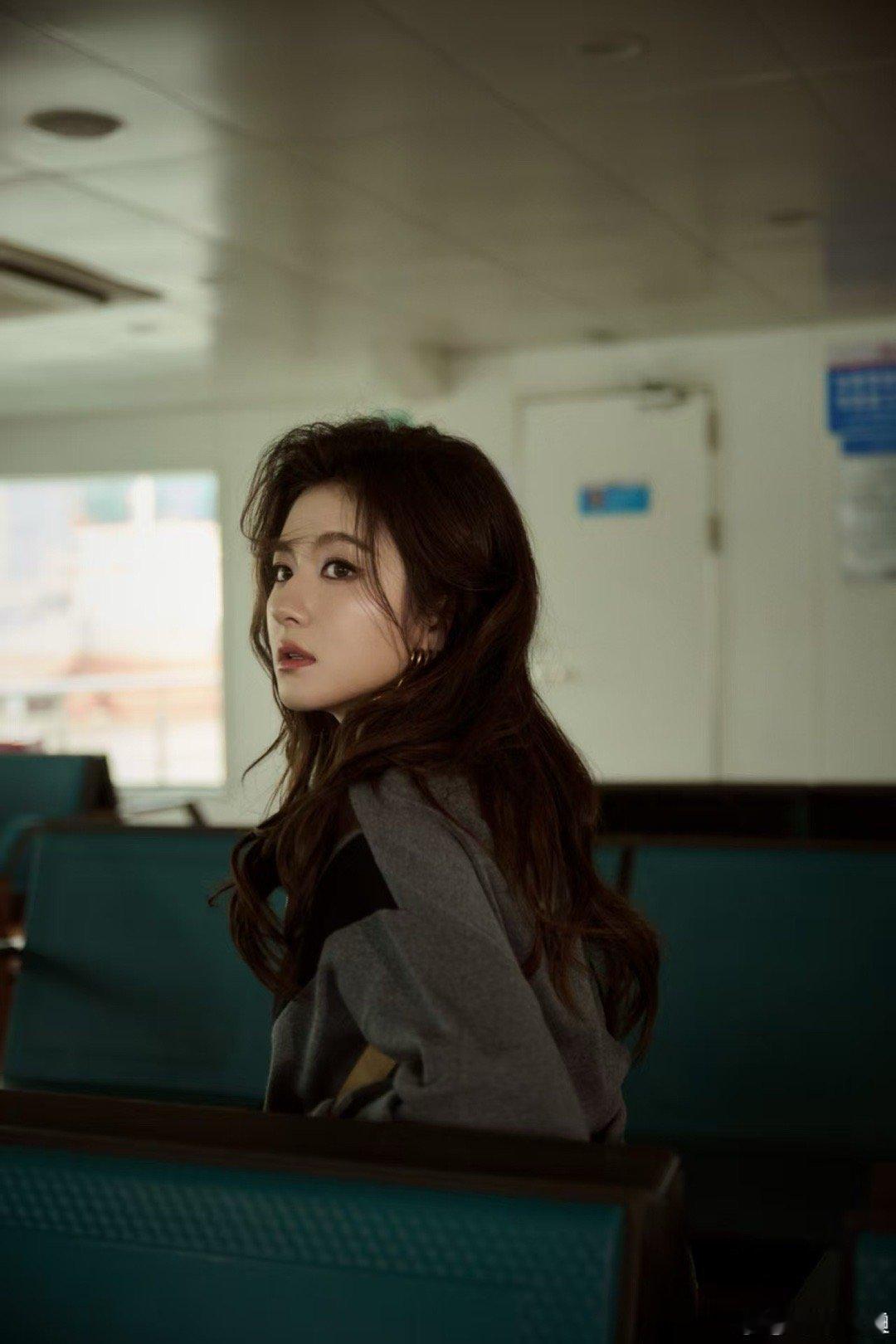 李兰迪 耳环消失术 李兰迪上演耳环消失术，单看耳环存在感十足，结果我就光顾着看脸