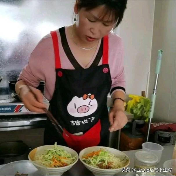 她是林诗栋的母亲王海燕。朴实勤劳，踏实坚韧，是一位非常优秀的母亲。
林诗栋四岁时