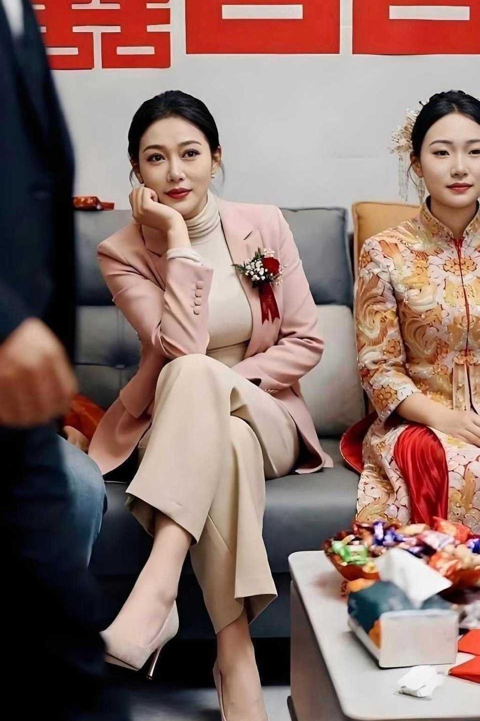 婚礼现场丈母娘颜值出圈，风头碾压新娘
 
婚礼现场实拍，这位丈母娘气质直接惊艳全