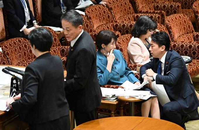 高市早苗与小泉进次郎你们两人在干啥？